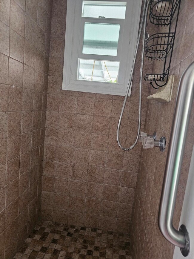 Foto del edificio - 1321 N Durant St