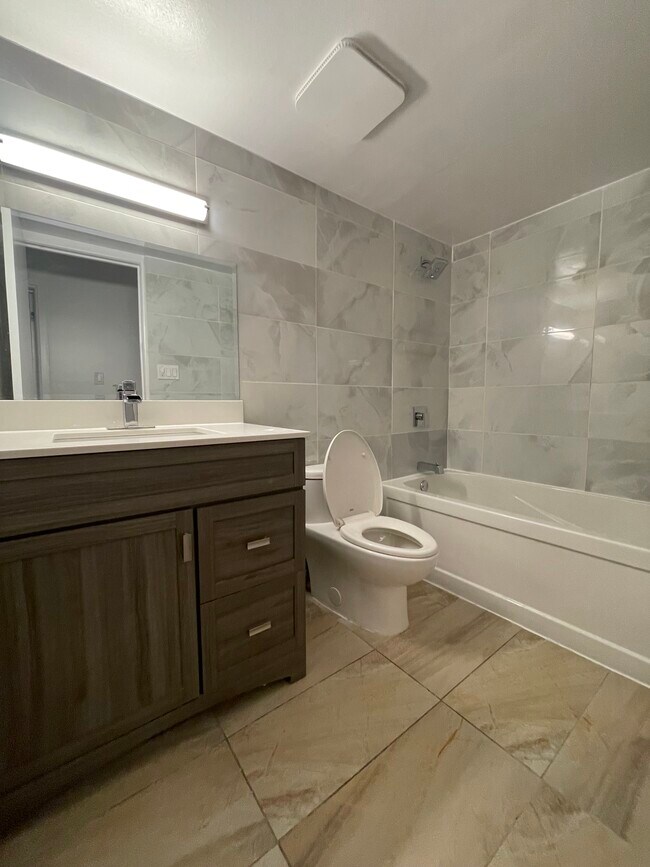 Photo du bâtiment - Stunning 2 Bedroom/1 Bath in beautiful Seymour Heights