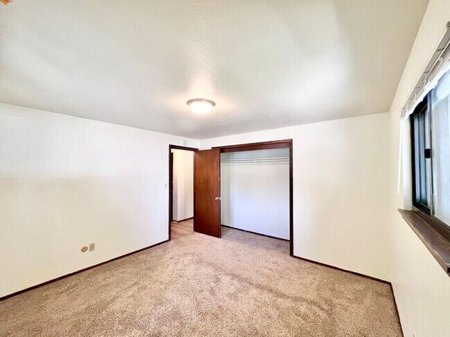 Foto del edificio - 2 Bedroom/2 Bath Spacious Brick Ranch Styl...