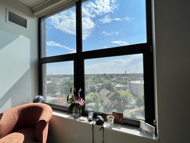 Foto del edificio - 2480 N Milwaukee Ave