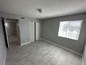 Building Photo - 1233 N 47th Pl