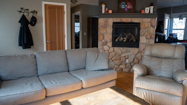 Sala de estar 2 - 5864 Quebec Ave N