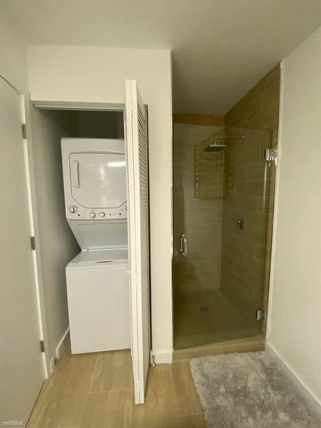 Foto del edificio - Studio, 1 bath  - 6741 Coral Way 204