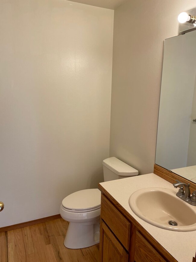 Building Photo - Beautiful Sammamish home on Quiet Street.