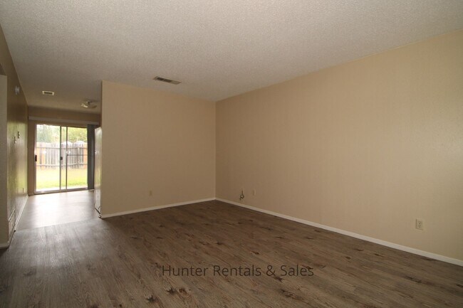 Foto del edificio - 1604 Cedarhill Dr
