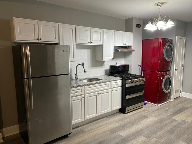 kitchen with washer / dryer - 2303 Callow Ave