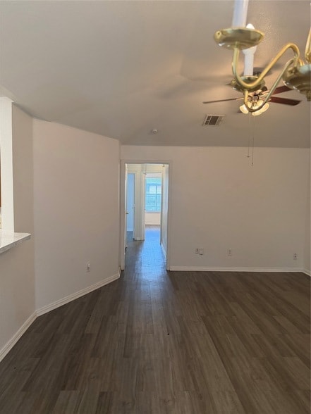 Building Photo - 609 Kings Way Dr