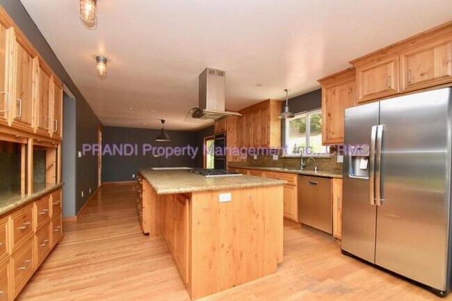 Foto del edificio - 4 bedroom in San Rafael CA 94901