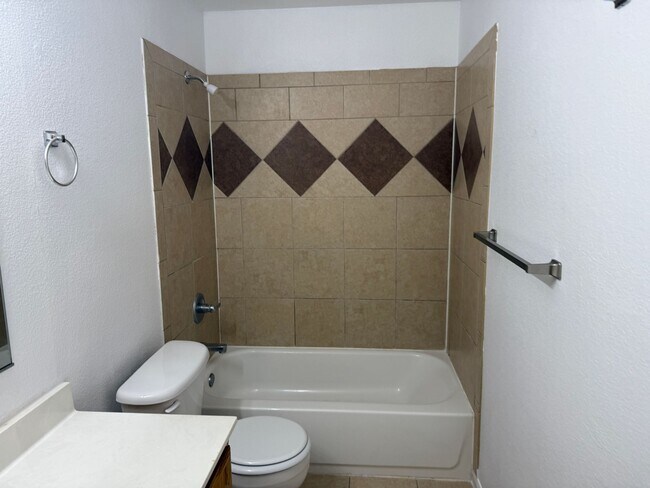 Foto del edificio - 3 Bedroom 2 Bath Duplex  2 weeks free move in special!