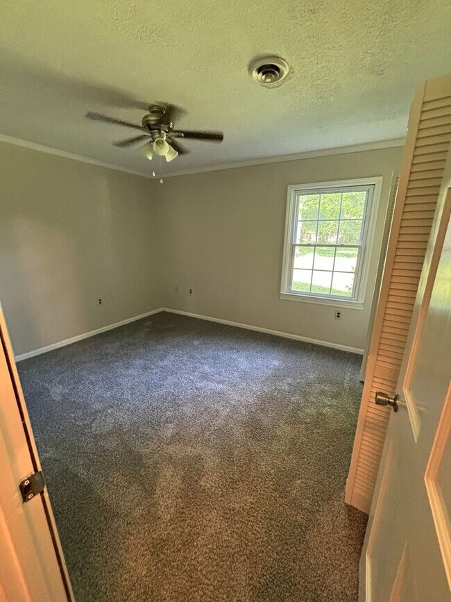 Building Photo - 985 Pineland Ave