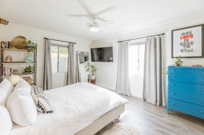 Building Photo - 1326 W Roma Ave