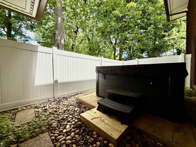Foto del edificio - 527 Valewood Ln