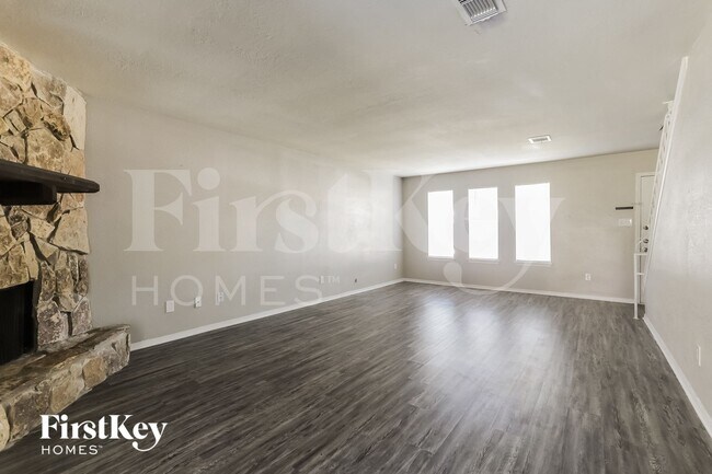 Foto del edificio - 3303 Sycamore Springs Dr