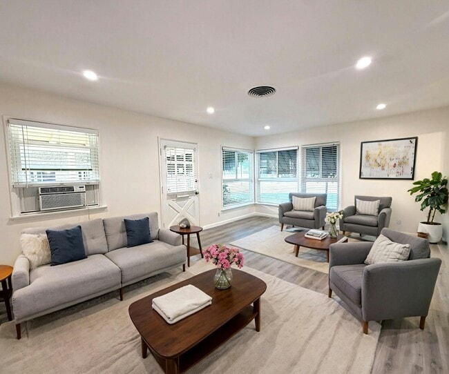 Foto del edificio - 504 N Hollywood Way