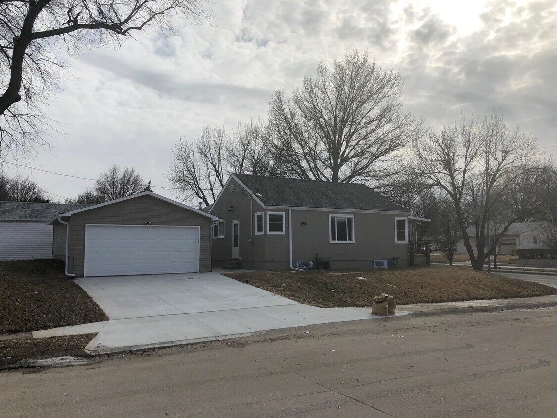 Two-Car garage - 2901 S 60th St