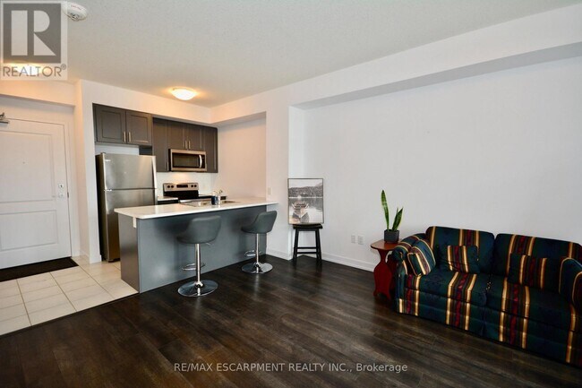 Building Photo - 450 Dundas St E