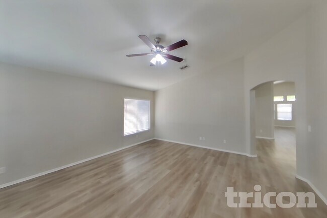 Foto del edificio - 8529 W Hughes Dr
