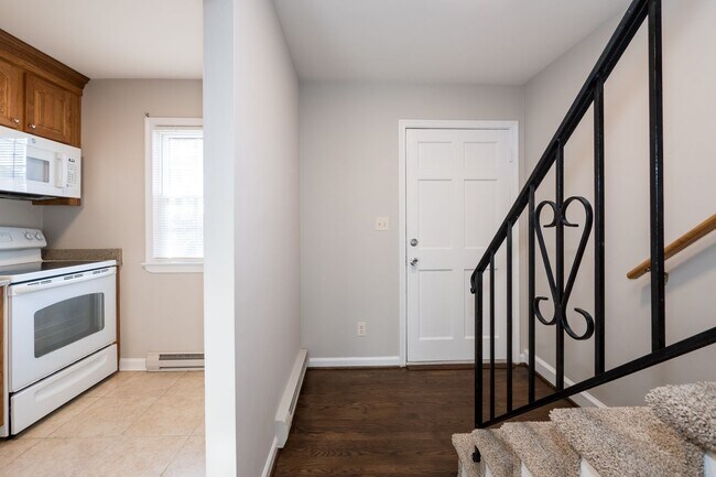 Foto del edificio - Duplex located just a block from the ocean!