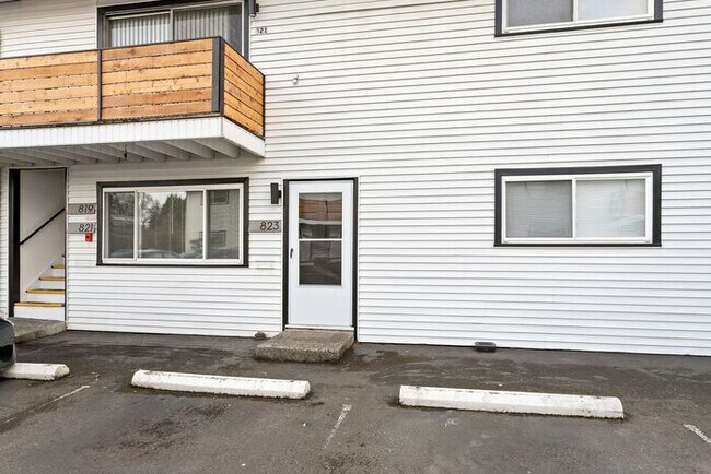 Building Photo - Remodeled 2 bedroom across from Providence...