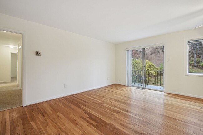 Foto del edificio - Spacious Walk Up in Parkside N. Bethesda I...