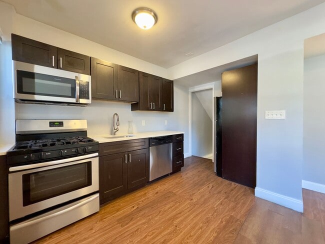 Building Photo - Charming 2Bed/1Bath in Dundalk!