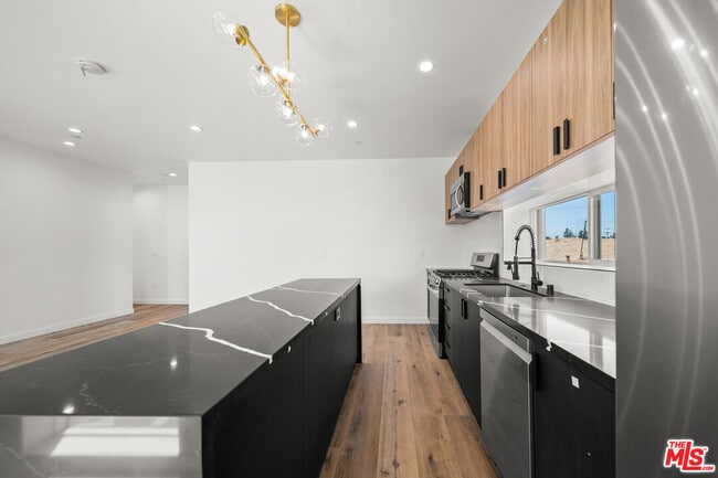 Foto del edificio - 6049 Craner Ave