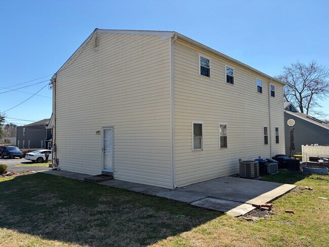 Building Photo - Renovated 3 Bed Twin Home for Rent