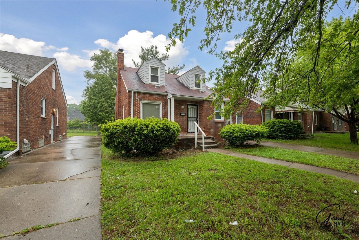 Primary Photo - $1300 3 bedroom bungalow