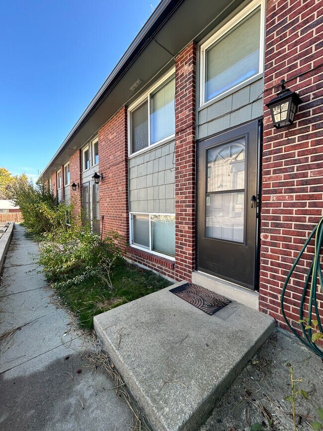 Foto del edificio - Spacious 2Br/1.5Ba End-Unit Townhome with Carport & Extra Storage