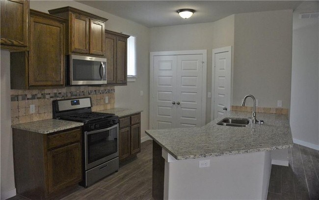 Foto del edificio - 1406 Zephyr Ln