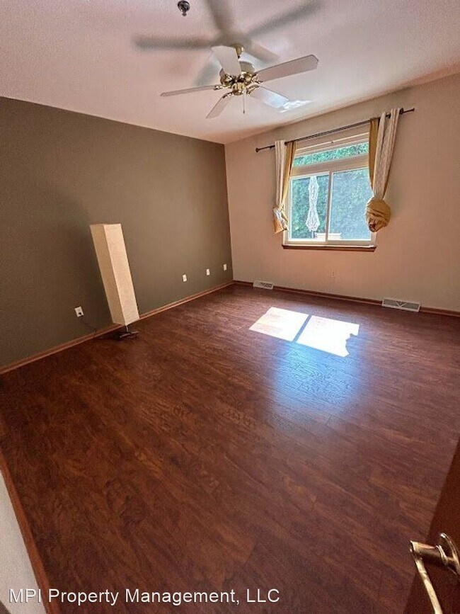 Foto del edificio - 2 br, 2 bath House - 18415 W WISCONSIN AVE