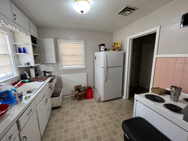 Building Photo - 2 Bedroom Main Floor Unit Available August...