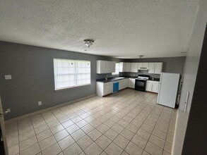 Building Photo - 206 Lynn Cir