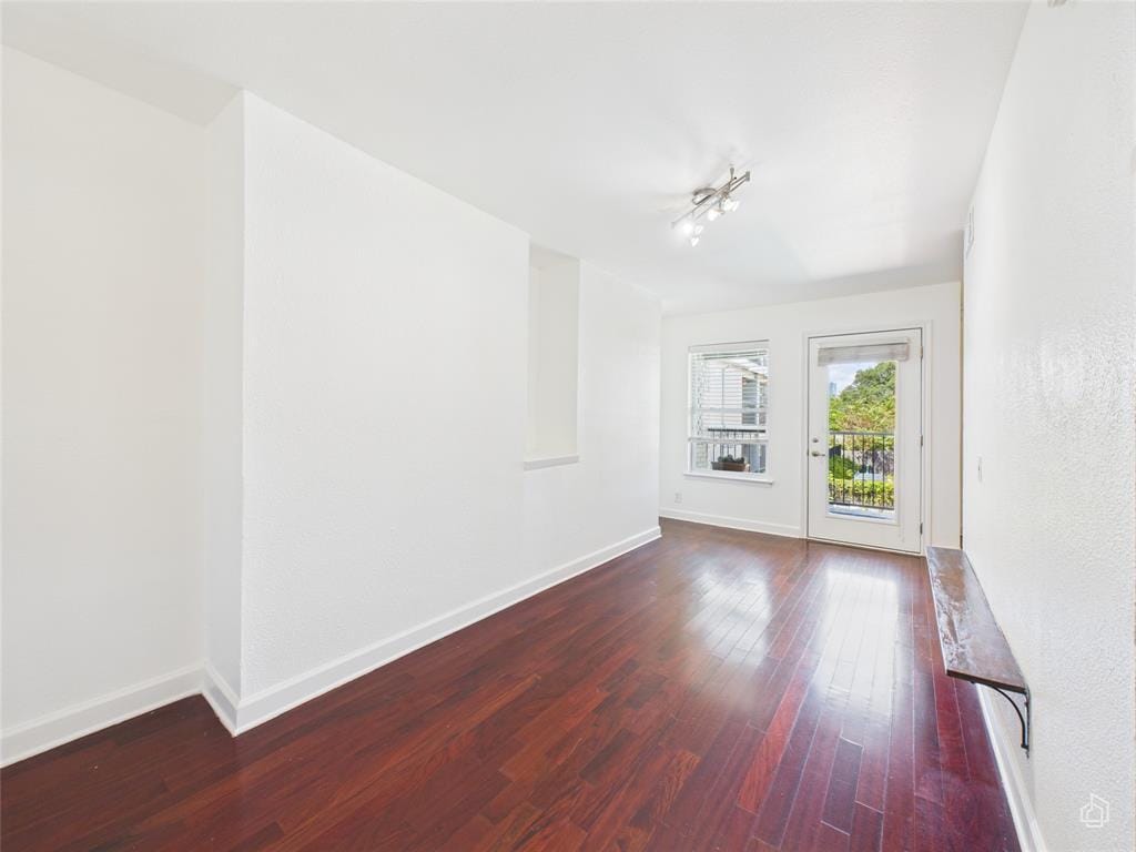 Primary Photo - 2020 S Congress Ave