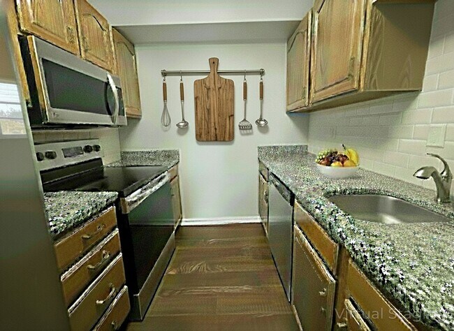 Foto del edificio - Spacious 3 bedroom 3.5 Baths 2 Home Office...