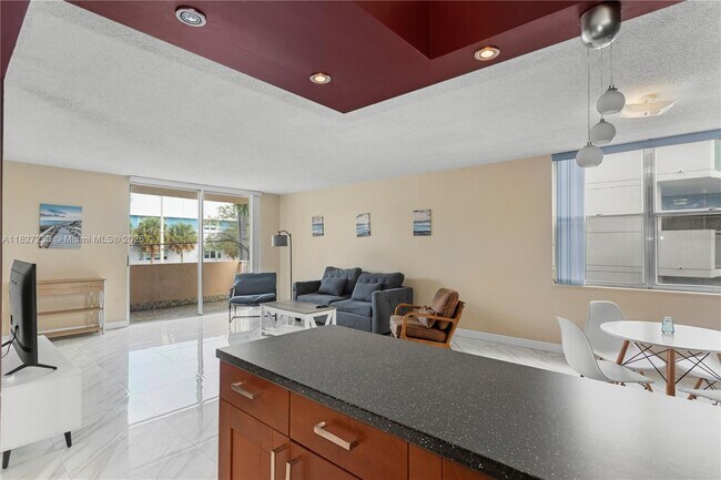 Foto del edificio - 9440 W Bay Harbor Dr