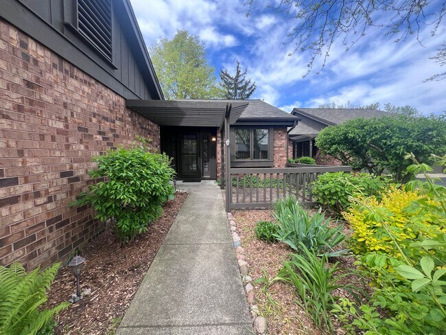 Building Photo - Move in ready condo NE side of Grand Rapid...
