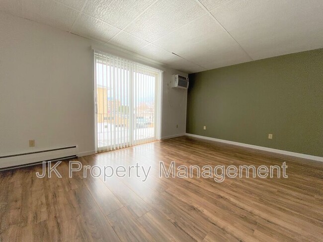 Building Photo - 1401-142B 2b St S
