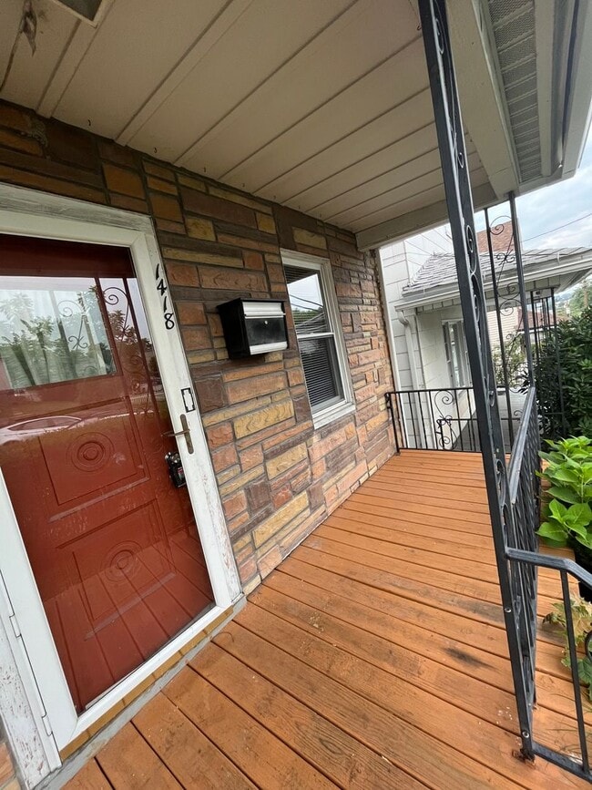 Foto del edificio - 2 Bedroom Single Family Home, Amazing views from deck, spacious backyard, pet friendly