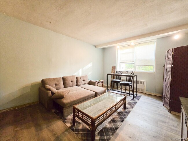 Foto del edificio - 47-27 Little Neck Pkwy