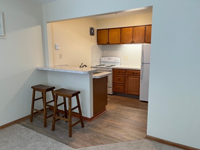 Kitchen w/island - 5400 Beacon Hill Rd