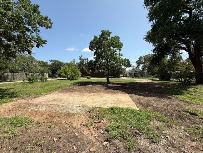 Building Photo - 305-401 Chaparral Rd
