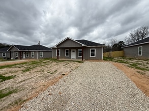 Building Photo - 408 S Gibson St