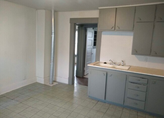 Building Photo - $1095 - 4 bed 1 bath - Single Family Home