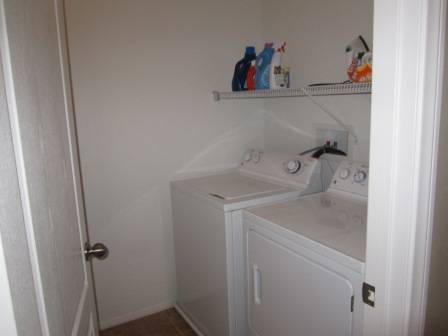 Foto del edificio - 10415 Lilac Square Ave