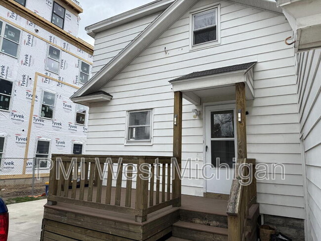 Building Photo - 865 Leonard St NW