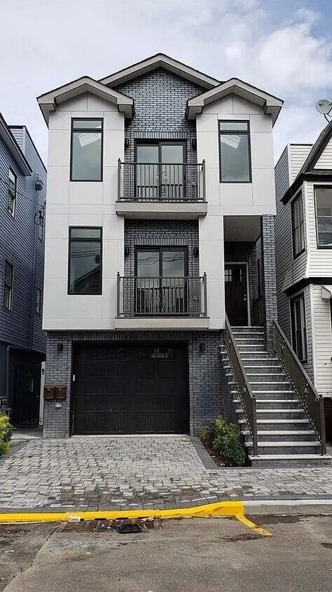 Foto principal - 366 Armstrong Ave