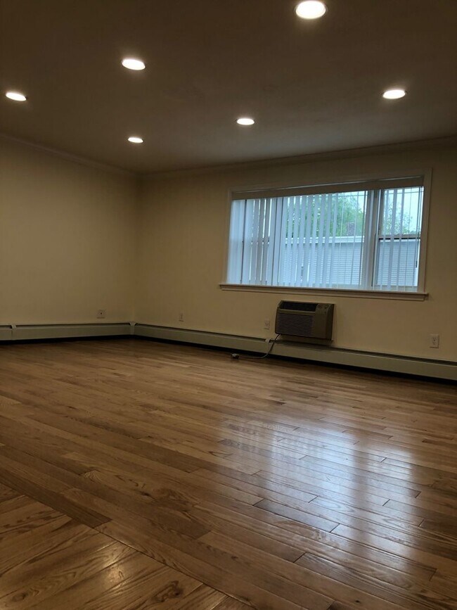 Building Photo - Charming 1 Bedroom-No Broker Fee