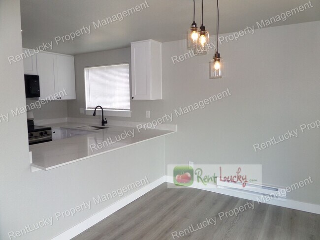 Foto del edificio - Fully Remodeled & GORGEOUS 2-Bedroom Unit ...