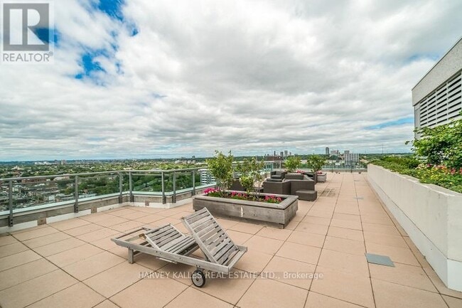 Photo du bâtiment - 736 Spadina Ave.